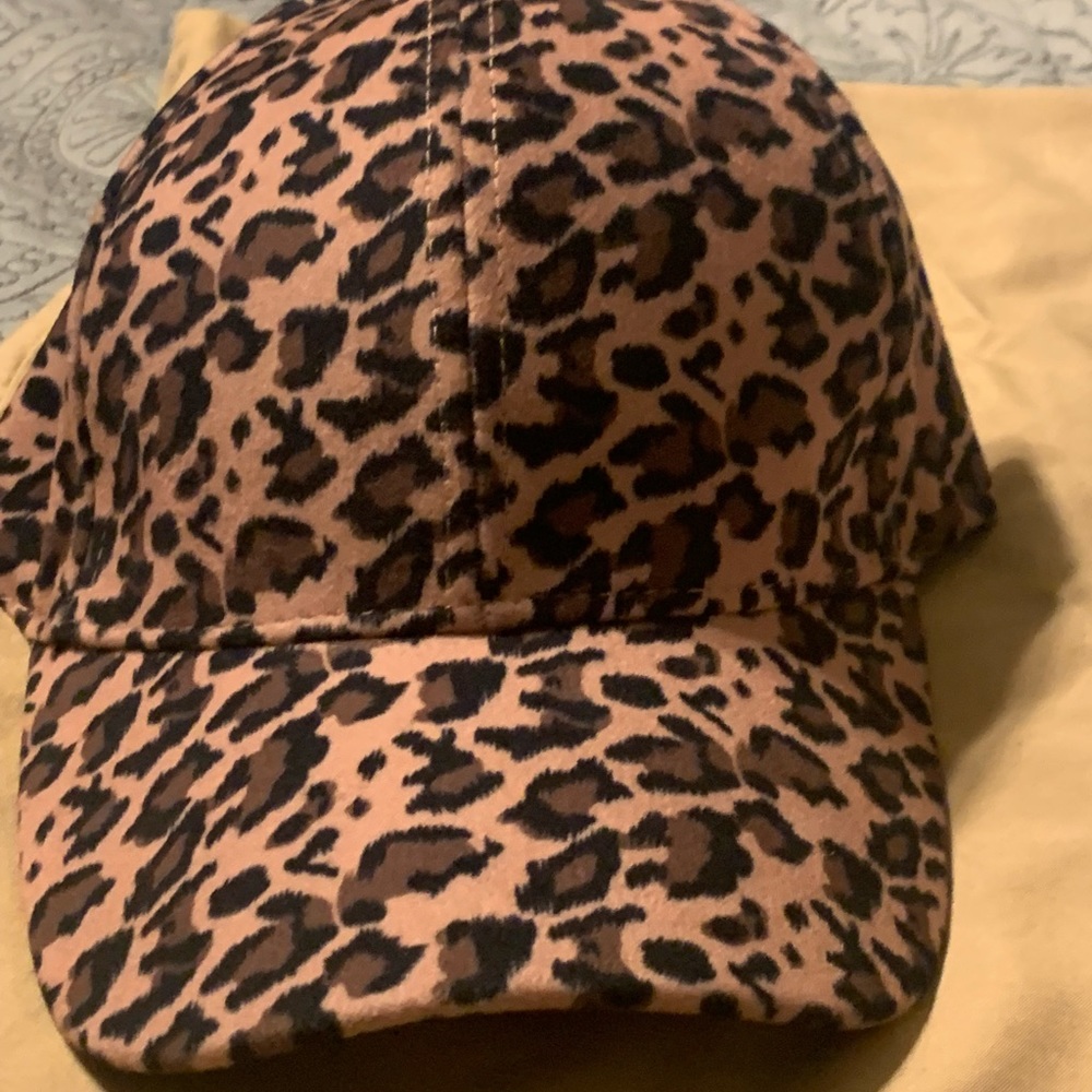 Leopard print ball cap. 🤎🤎🤎🤎
